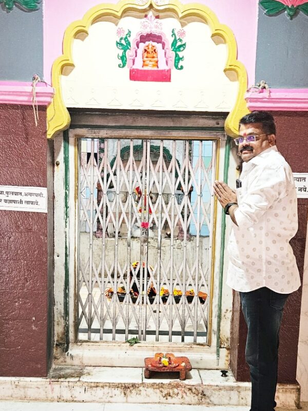 शिवसेनेचे उमेदवार विठ्ठल मात्रे यांनी सद्गुरू श्री मिस्किन स्वामी संजीवन समाधीचे घेतले दर्शन