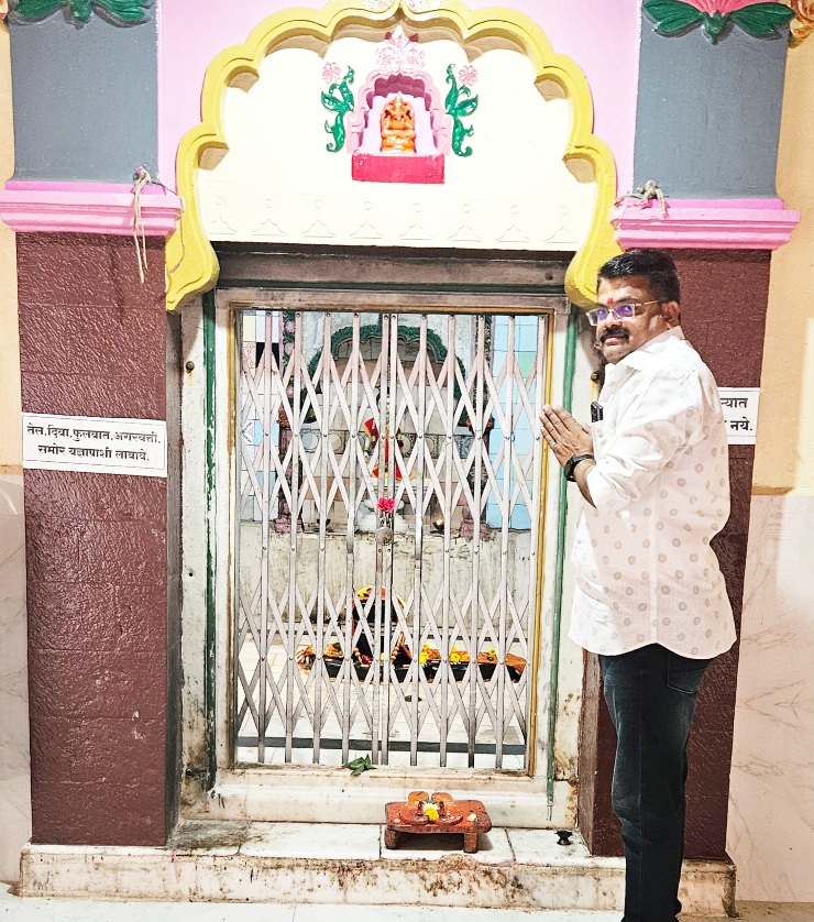 शिवसेनेचे उमेदवार विठ्ठल मात्रे यांनी सद्गुरू श्री मिस्किन स्वामी संजीवन समाधीचे घेतले दर्शन