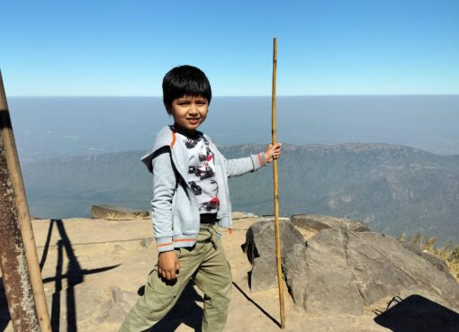 पाच वर्षांच्या हृदित्य देशपांडेने केला गिरनार पर्वत सर