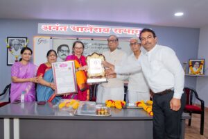 “स्मृतिगंध” कार्यक्रमात मंगलाताई सोळंके यांचा गौरव