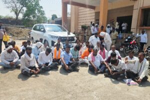 माजलगावात जिल्हाधिकाऱ्यांचे वाहन दोन तास अडवले