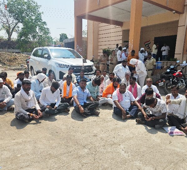 माजलगावात जिल्हाधिकाऱ्यांचे वाहन दोन तास अडवले