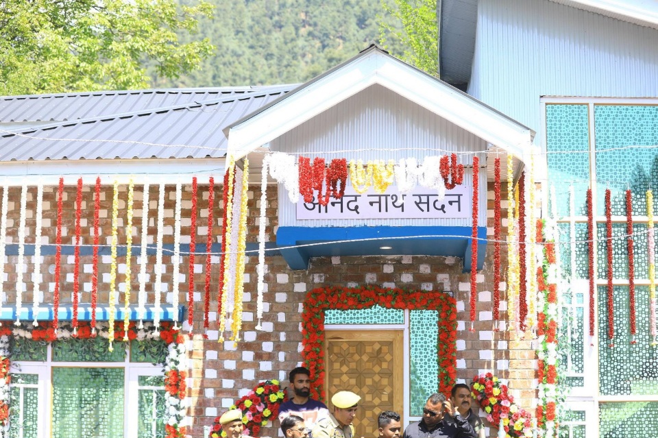 पहलगाम हल्ल्यातील शहीद आदिल हुसैन शाह यांच्या कुटुंबाला नवे घर