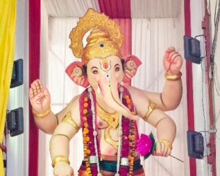 युवाशक्ती गणेश मंडळ ठरतेय आकर्षणाचा केंद्रबिंदू; २५ फुटी विष्णुरूपी गणेशमूर्तीची भव्य प्रतिष्ठापना