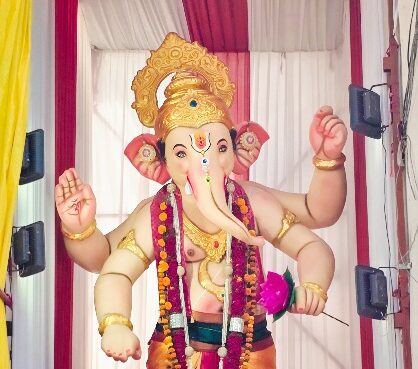युवाशक्ती गणेश मंडळ ठरतेय आकर्षणाचा केंद्रबिंदू; २५ फुटी विष्णुरूपी गणेशमूर्तीची भव्य प्रतिष्ठापना